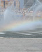 晉陽湖噴泉
　　晉陽湖公園是城市綜合型生態(tài)濱水公園，其景觀工程分為10大區(qū)域，有生態(tài)自然游覽區(qū)、僑鄉(xiāng)文化廣場區(qū)、古厝文化體驗區(qū)、濕地生態(tài)科普區(qū)、城市文化廣場區(qū)、生態(tài)島休閑區(qū)、山林沙地游玩區(qū)和水上活動區(qū)。 