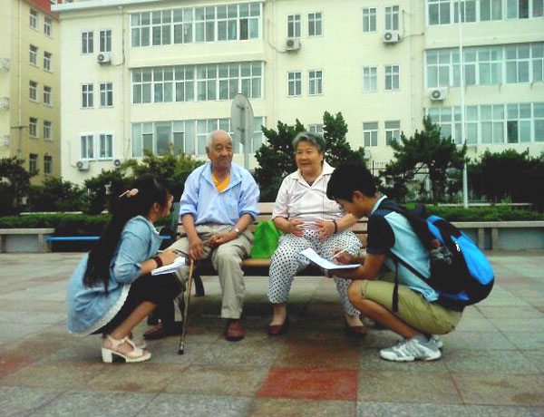 中國石油大學（華東）“藍海”實踐隊在向當?shù)鼐用窳私鉂G苔治理情況。
