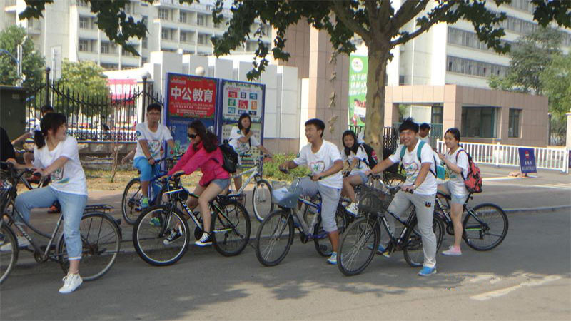 為響應(yīng)低碳環(huán)保的主題，隊員們采用騎行的方式到政府相關(guān)部門走訪調(diào)研。