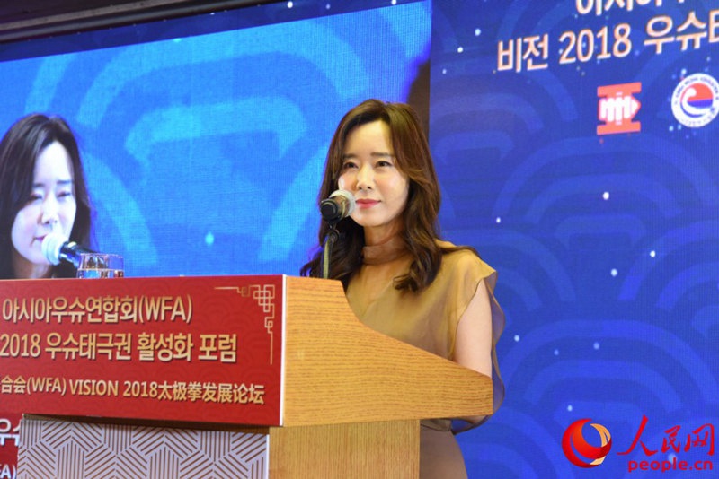人民網(wǎng)韓國公司總經(jīng)理周玉波出席論壇並致辭。裴埈基攝