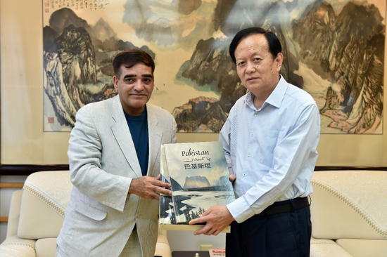 人民日報社社長李寶善會見巴基斯坦《每日郵報》社長兼總編輯馬克東·巴伯。（攝影：翁奇羽）