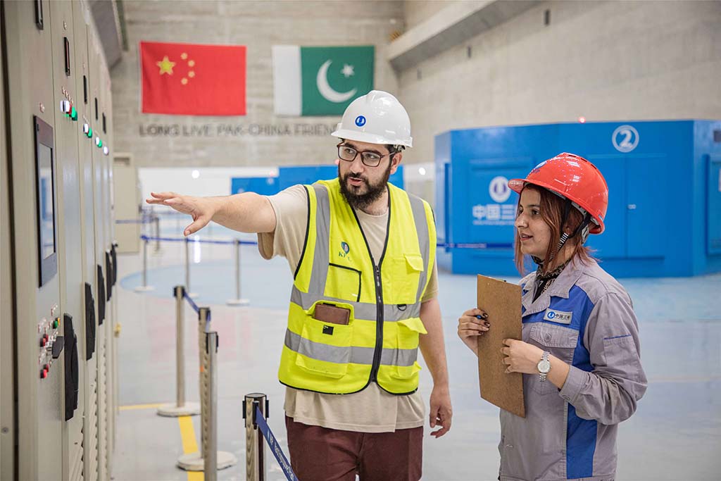 7月14日，巴方工作人員在卡洛特水電站-地下電廠檢查數(shù)據(jù)。 （人民網(wǎng)記者 薛丹攝）