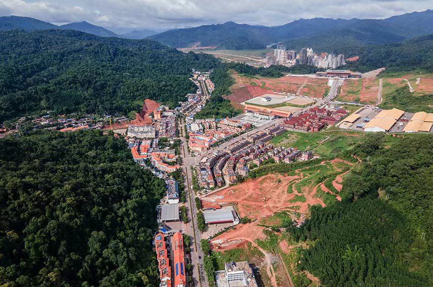 磨憨口岸俯瞰，右前方高層白色建筑群為老撾境內(nèi)。人民網(wǎng)記者 符皓攝