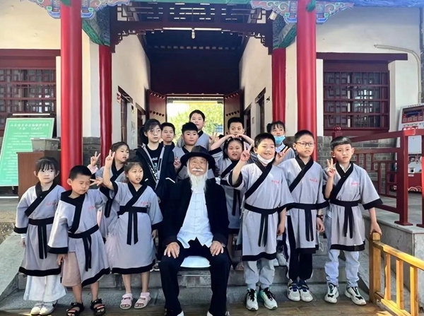 聽孔廟歷史見證人——白胡子爺爺講述臨沂城過去的故事。臨沂市博物館供圖