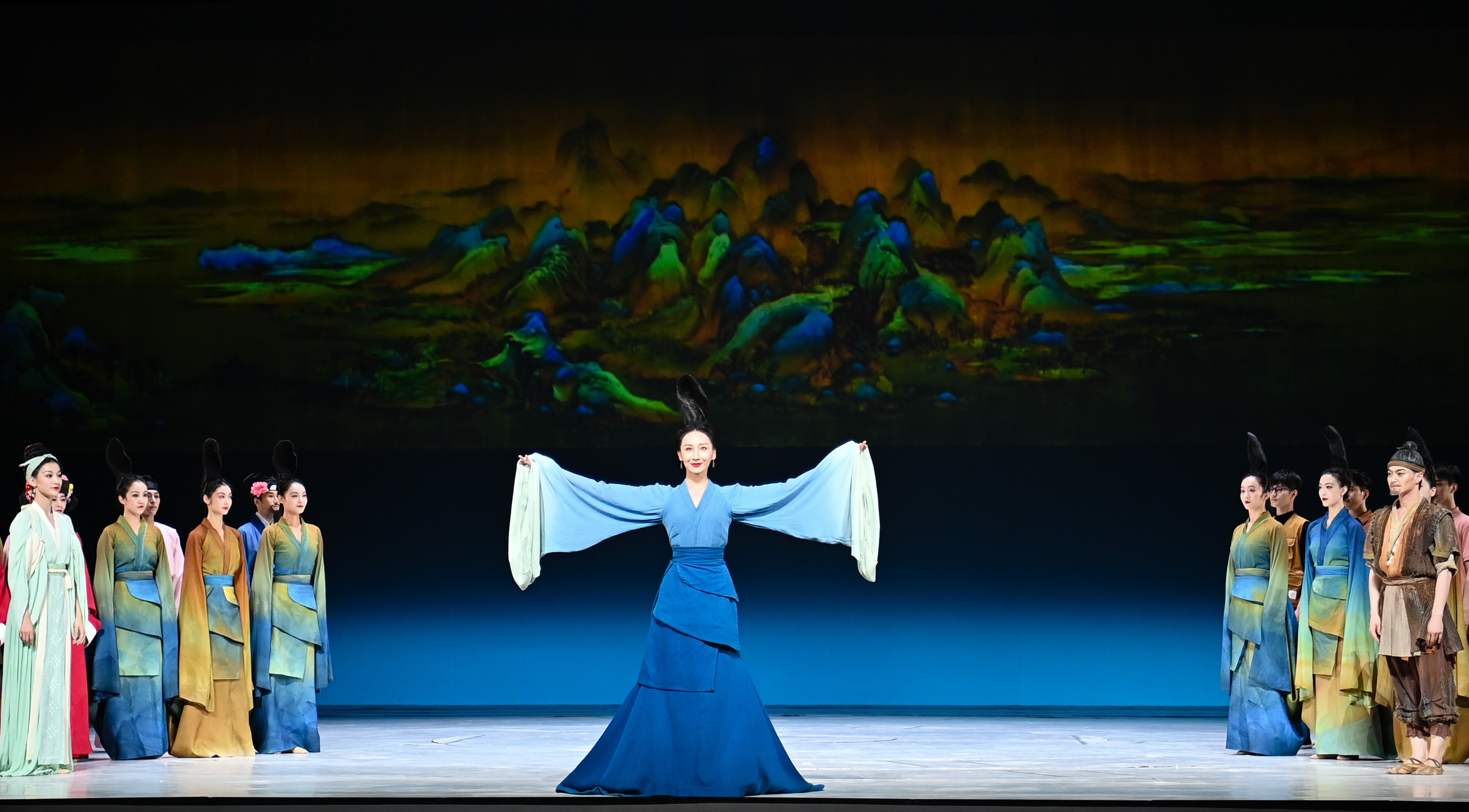 2023年7月20日，中國東方演藝集團演員在烏魯木齊文化中心大劇院表演舞蹈詩劇《只此青綠》。新華社記者 李響 攝