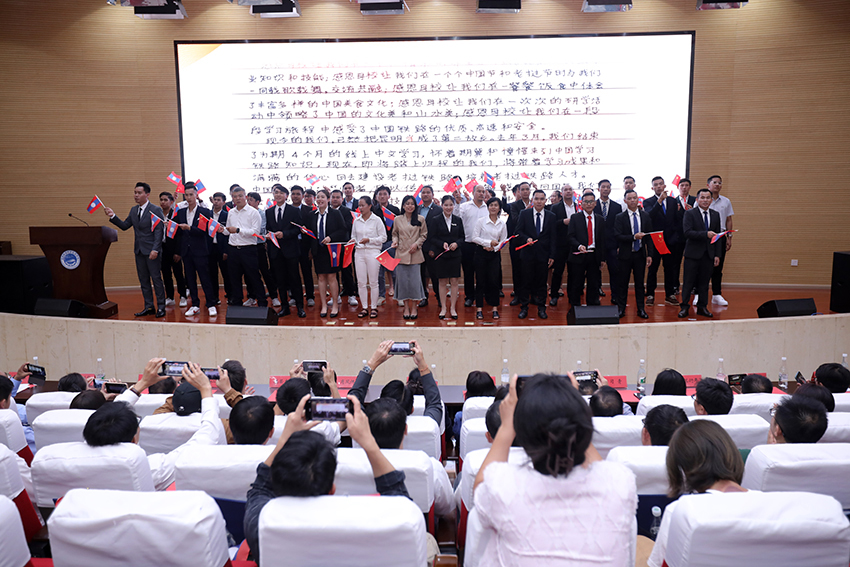 7月31日，昆明鐵道職業(yè)技術(shù)學院舉行援老撾鐵道職業(yè)技術(shù)學院項目教育能力建設(shè)教師培養(yǎng)班結(jié)業(yè)典禮。 昆明鐵道職業(yè)技術(shù)學院供圖