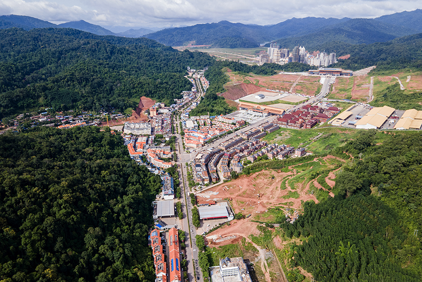 磨憨口岸俯瞰，右前方高層白色建筑群為老撾境內(nèi)。人民網(wǎng)記者 符皓攝
