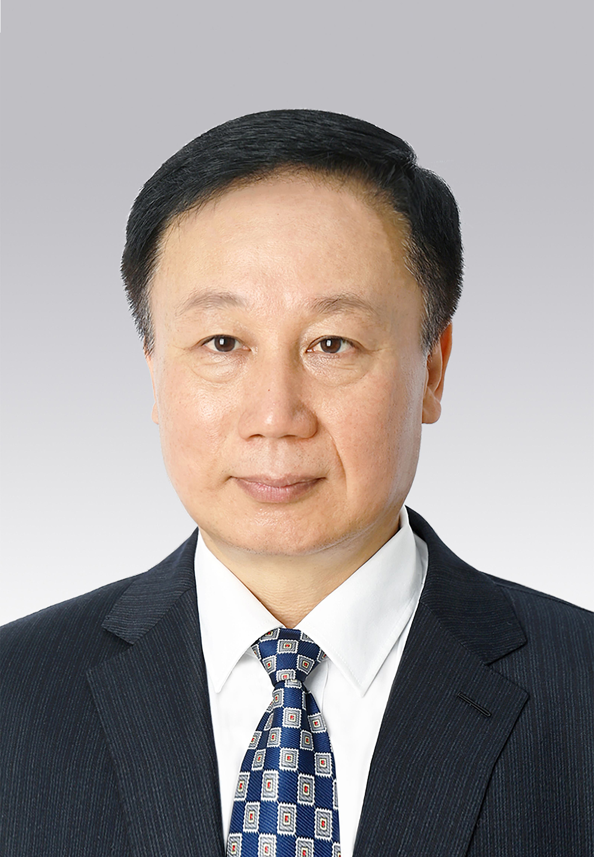 馬宏偉，男，滿族，1969年4月生，研究生學(xué)歷，中共黨員，現(xiàn)任人民日?qǐng)?bào)社副總編輯。