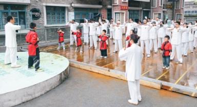 在渝留學(xué)生體驗八段錦