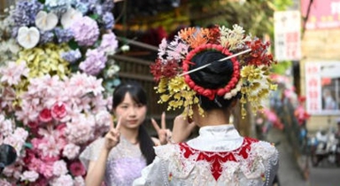 簪花如潮涌 古村煥新生