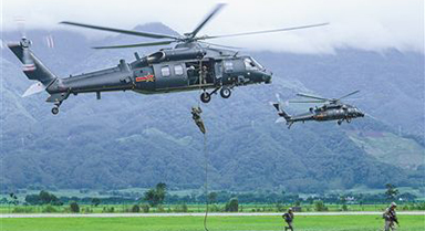 陸軍某旅組織索降訓(xùn)練